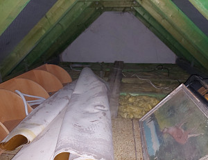 Zateplení stropu rodinného domu pomocí foukané izolace